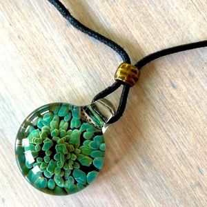 NWOT Green Flower Fused Glass Necklace.